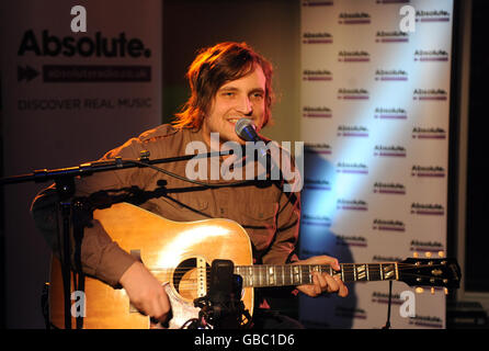 James Walsh von Starsailor spielt einen intimen Gig für Absolute Radio in ihren Studios am Golden Square im Zentrum von London. Stockfoto