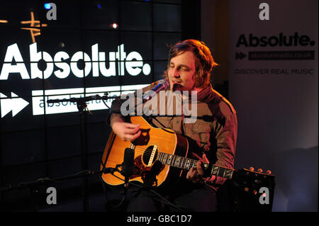 James Walsh von Starsailor spielt einen intimen Gig für Absolute Radio in ihren Studios am Golden Square im Zentrum von London. Stockfoto