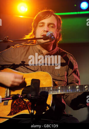 James Walsh von Starsailor spielt einen intimen Gig für Absolute Radio in ihren Studios am Golden Square im Zentrum von London. Stockfoto