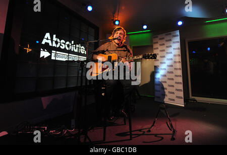 James Walsh von Starsailor spielt einen intimen Gig für Absolute Radio in ihren Studios am Golden Square im Zentrum von London. Stockfoto