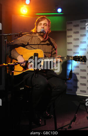 James Walsh von Starsailor spielt einen intimen Gig für Absolute Radio in ihren Studios am Golden Square im Zentrum von London. Stockfoto