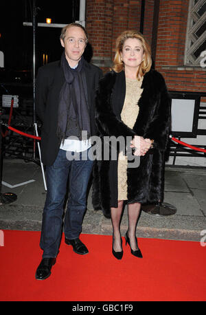 Die Regisseurin Arnaud Desplechin und Catherine Deneuve kommen nach der 800-km-Umgestaltung im Zentrum von London in die neu eröffnete Cine Lumiere des Institut Francais. Stockfoto