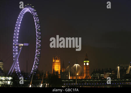 London bei Nacht. London Eye und die Houses of Parliament von der Waterloo Bridge im Zentrum Londons aus gesehen. Stockfoto