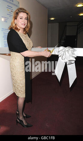 Catherine Deneuve eröffnet das neu eröffnete Cine Lumiere im Institut Francais nach seiner 800.000-km-Umgestaltung im Zentrum von London. Stockfoto