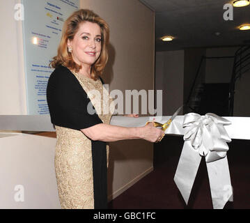 Catherine Deneuve eröffnet das neu eröffnete Cine Lumiere im Institut Francais nach seiner 800.000-km-Umgestaltung im Zentrum von London. Stockfoto