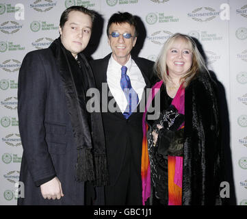 Der offizielle Botschafter Robin Gibb CBE (Mitte) mit seiner Frau Dwina und seinem Sohn kommt zum Sunseeker International Charitable Trust Ball - zur Unterstützung des Outward Bound Trust - bei Battersea Evolution im Süden Londons. Stockfoto