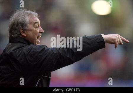 Fußball - Nationwide League Division One - Wigan Athletic gegen Burnley. Burnleys Manager Stan Ternent drängt auf sein Team gegen Wigan Athletic Stockfoto