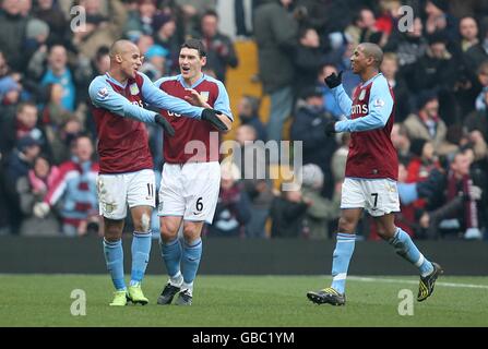 Aston Villa's Gabriel Agbonlahor (l) feiert nach dem Scoring mit seinem Teamkollegen Gareth Barry (c) und Ashley Young (r) Stockfoto