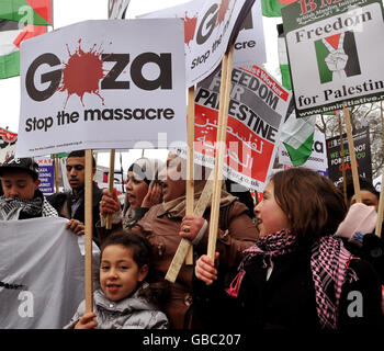 Eine Menge Frauen und Kinder versammeln sich vor einem marsch vor der israelischen Botschaft in der Speakers Corner im Hyde Park im Zentrum von London und fordern ein Ende der Kämpfe in der Region Gaza. Stockfoto