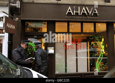 Metropolitan Police Officers stehen vor dem Ahava Shop in der Monmouth Street im Zentrum von London, wo Demonstranten das Geschäft in israelischem Besitz besetzten. Stockfoto