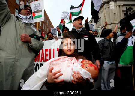 Demonstranten marschieren durch das Zentrum von Dublin und fordern ein Ende der fortgesetzten Bombardierung des Gazastreifens durch Israel. Stockfoto