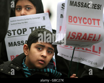 Die Demonstranten marschieren während einer Kundgebung gegen die israelische Aktion in Gaza, organisiert von Stop the war Coalition (Schottland), durch das Stadtzentrum von Edinburgh. Stockfoto