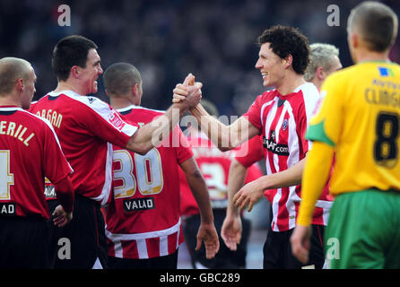 Darius Henderson (rechts) von Sheffield United wird vom Kapitän Chris Morgan während des Coca-Cola Championship-Spiels in der Bramall Lane, Sheffield, zu seinem Tor gratuliert. Stockfoto
