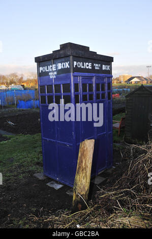 Ein Schuppen in Form eines TARDIS in einer Zuteilung auf Quakers Walk Zuteilungen, Devizes, Wiltshire, die Philippa Morgan und Declan McSweeney gehören. Stockfoto