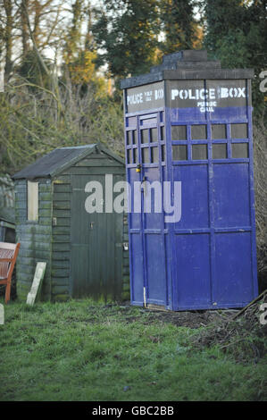 Ein Schuppen in Form eines TARDIS in einer Zuteilung auf Quakers Walk Zuteilungen, Devizes, Wiltshire, die Philippa Morgan und Declan McSweeney gehören. Stockfoto