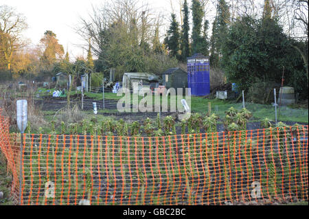 Ein Schuppen in Form eines TARDIS in einer Zuteilung auf Quakers Walk Zuteilungen, Devizes, Wiltshire, die Philippa Morgan und Declan McSweeney gehören. Stockfoto