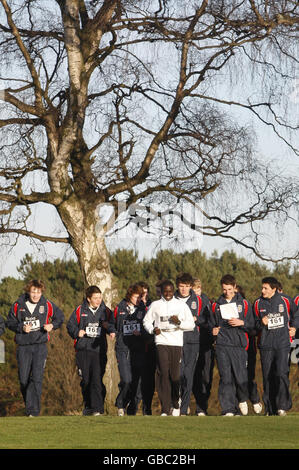 Titelverteidiger Bernard Kipyego und Kinder der Merchiston High School beim Start des BUPA Great Edinburgh Run an der Merchiston High School in Edinburgh. Stockfoto