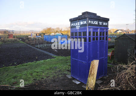 Ein Schuppen in Form eines TARDIS in einer Zuteilung auf Quakers Walk Zuteilungen, Devizes, Wiltshire, die Philippa Morgan und Declan McSweeney gehören. Stockfoto