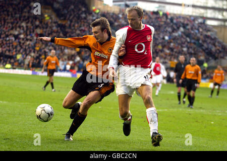 Fußball - FA Barclaycard Premiership - Wolverhampton Wanderers / Arsenal. Dennis Bergkamp von Arsenal (r) und Lee Naylor von Wolverhampton Wanderers (l) kämpfen um den Ball Stockfoto