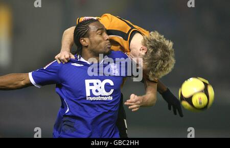 Cameron Jerome (l) von Birmingham City und Richard Stearman von Wolverhampton Wanderers Kampf um den Ball Stockfoto