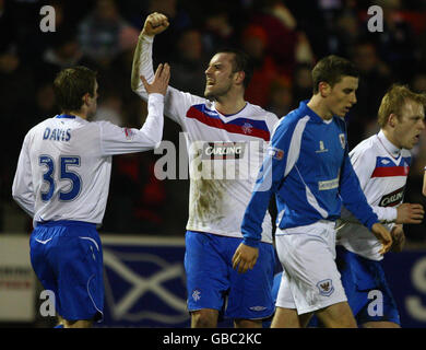 Kris Boyd (Mitte) der Rangers feiert das Eröffnungstreffer des Spiels seiner Seite während des Homecoming Scottish Cup-Spiels im McDiarmid Park, Perth. Stockfoto