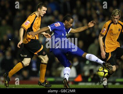 Fußball - FA Cup - Dritte Runde Replay - Birmingham City / Wolverhampton Wanderers - St. Andrews' Stadium. Cameron Jerome von Birmingham City versucht, die Verteidigung der Wolverhampton Wanderers zu durchbrechen Stockfoto