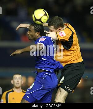 Cameron Jerome (l) von Birmingham City und Neill Collins von Wolverhampton Wanderers Kampf um den Ball Stockfoto