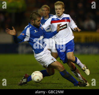 Fußball - Homecoming Scottish Cup - vierte Runde - St. Johnstone gegen Rangers - McDiarmid Park. Steven Naismith von den Rangers fordert Kevin Rutkiewicz (links) von St. Johnstone während des Heimcoming Scottish Cup-Spiels im McDiarmid Park, Perth, heraus. Stockfoto