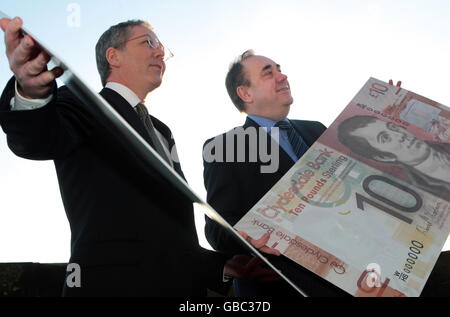 Der erste Minister Alex Salmond und David Thorburn, Bankchef von Clydesdale, verkündeten im Edinburgh Castle neue Entwürfe für Banknoten in einer Homecoming-Initiative mit der Bank. Stockfoto