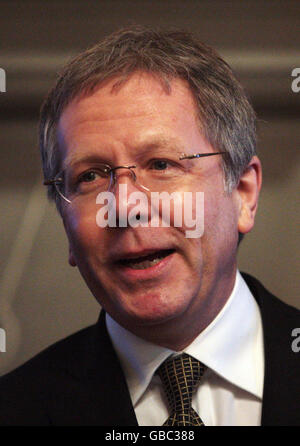 David Thorburn, Chef der Clydesdale Bank, im Edinburgh Castle, wo er und der erste Minister Alex Salmond im Rahmen einer Homecoming-Initiative mit der Bank neue Entwürfe für Banknoten ankündigten. Stockfoto