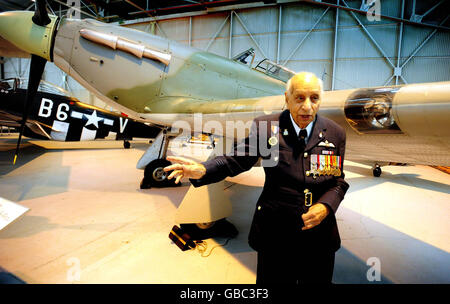 Squadron Leader Mohinder Singh Pujji, ein Inder, der während des Zweiten Weltkriegs Hurrikane für die RAF flog, steht bei einem Hurrikan beim Start der Ausstellung "Diversity in the Royal Air Force" im Royal Air Force Museum, Cosford, Shifnal in Shropshire. Stockfoto