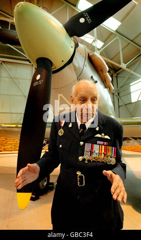 Squadron Leader Mohinder Singh Pujji, ein Inder, der während des Zweiten Weltkriegs Hurrikane für die RAF flog, steht bei einem Hurrikan beim Start der Ausstellung "Diversity in the Royal Air Force" im Royal Air Force Museum, Cosford, Shifnal in Shropshire. Stockfoto