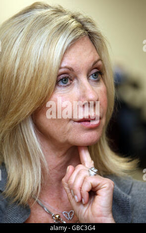 Olivia Newton-John bei einem Besuch der Onkologie-Abteilung im Addembrooke's Hospital in Cambridge, Cambridgeshire. Stockfoto