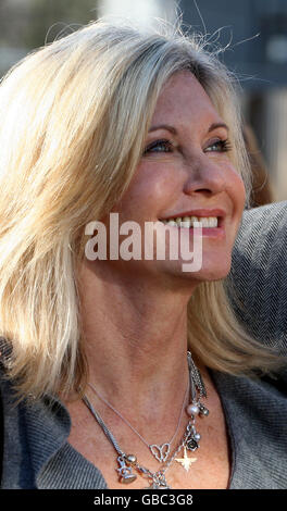 Olivia Newton-John bei einem Besuch der Onkologie-Abteilung im Addembrooke's Hospital in Cambridge, Cambridgeshire. Stockfoto