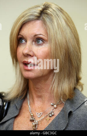 Olivia Newton-John bei einem Besuch der Onkologie-Abteilung im Addembrooke's Hospital in Cambridge, Cambridgeshire. Stockfoto