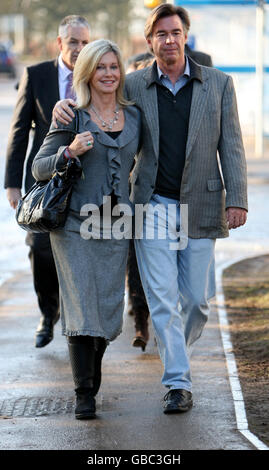 Olivia Newton-John und ihr Mann John Easterling während eines Besuchs in der Onkologie-Abteilung im Addembrooke's Hospital in Cambridge, Cambridgeshire. Stockfoto