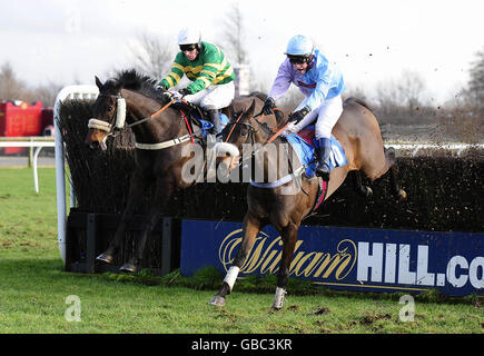 Pferderennen - Catterick Racecourse. Montevideo und Finbar Keniry (links) auf dem Weg zum Sieg im Catterickbridge.co.uk auf der Catterick Racecourse. Stockfoto