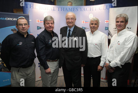 (Von links) Andy Claughton und Sir Keith Mills, Mitglieder des British America's Cup Challenger Teams, Teamurigin, Vice Commodore des Royal Thames Yacht Club Peter Haselhurst und Mitglieder des verteidigenden Alinghi Teams, Brad Butterworth OBE und Grant Simme während der Pressekonferenz im Royal Thames Yacht Club, London. Stockfoto