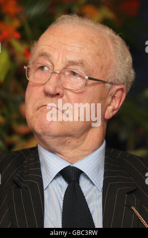 Vice Commodore des Royal Thames Yacht Club Peter Haselhurst, bei einer Pressekonferenz des America's Cup im Royal Thames Yacht Club, Knightsbridge Stockfoto