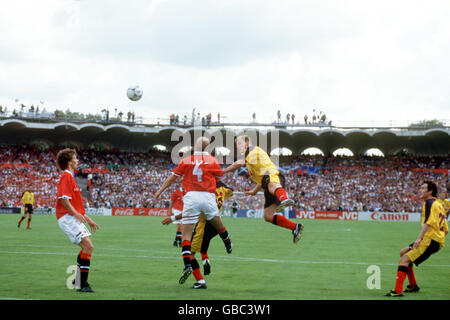 Fußball - Weltmeisterschaft Frankreich 98 - Gruppe A - Schottland gegen Norwegen. Der schottische Gordon Durie (zweite R) steht vor dem Tor, beobachtet von Teamkollege Christian Dailly (r) und den norwegischen Dan Eggen (l) und Henning Berg (4) Stockfoto