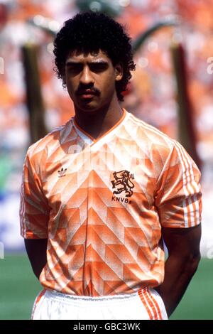 Fußball - Europameisterschaften - Gruppe zwei - Irland - Holland - Parkstadion, Gelsenkirchen. Frank Rijkaard, Holland Stockfoto