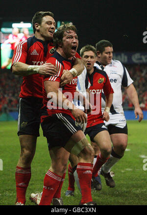 Rugby Union - Heineken Cup - Pool One - Munster Rugby / Sale Sharks - Thomond Park. Gerry Flannery aus Münster feiert während des Heineken Cup Pool One-Spiels im Thomond Park Stadium in Limerick einen Versuch gegen den Verkauf. Stockfoto