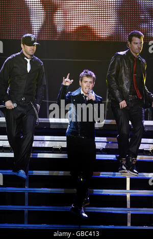 New Kids on the Block (von links nach rechts) Donnie Wahlberg, Joey McIntyre und Jordan Knight treten auf der Bühne von Manchester's Evening News Areana auf. Stockfoto