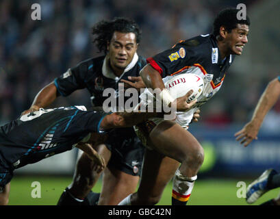 Rugby League - World Club Challenge - Bradford Bulls gegen Penrith Panthers. Leon Pryce von Bradford Bulls schlägt Penrith Panthers' Luke Priddi auf seinem Weg zum Versuch Stockfoto