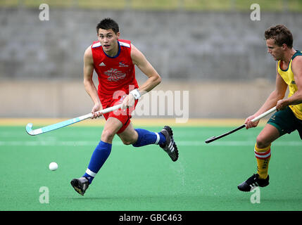 Kenny Bain aus Großbritannien ist während des Eishockeys beim Australian Youth Olympic Festival 2009 im Sydney Olympic Park, Sydney, Australien, gegen Australien im Einsatz. Stockfoto