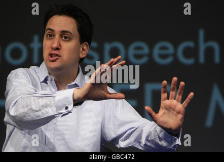 Ed Miliband, Staatssekretär für Energie und Klimawandel, beantwortet Fragen auf der Fabian Society Conference "Fairness doesn't Happen by Chance" am Imperial College, Kensington, London. Stockfoto