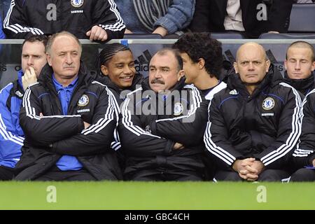 Chelsea-Manager Luiz Felipe Scolari (links) beobachtet das Spiel von der Bank aus mit seinen Assistenztrainern Flavio Teixeira (Mitte) und Ray Wilkins. Stockfoto