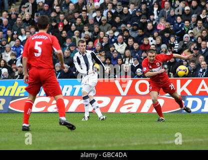 Fußball - Barclays Premier League - West Bromwich Albion gegen Middlesbrough - The Hawthorns. Chris Brunt (c) von West Bromwich Albion erzielt das Eröffnungstreffer des Spiels Stockfoto