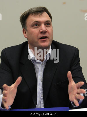 Ed Balls, Staatssekretär für Kinder, Schulen und Familien, beantwortet Fragen auf der Fabian Society Conference "Fairness doesn't happen by Zufall" am Imperial College, Kensington, London. Stockfoto