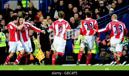 Fußball - Barclays Premier League - Chelsea / Stoke City - Stamford Bridge. Rory Delap (2. Rechts) von Stoke City feiert das erste Tor mit Teamkollegen Stockfoto